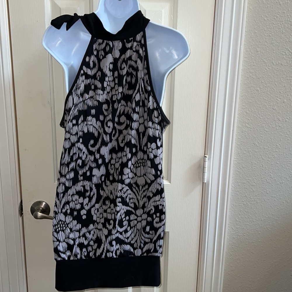 Cute Blouse. Tie around Neck - Picture 5 of 8